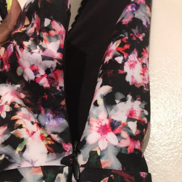 Bebe Floral Peplum Top Blouse size S - Picture 10 of 10